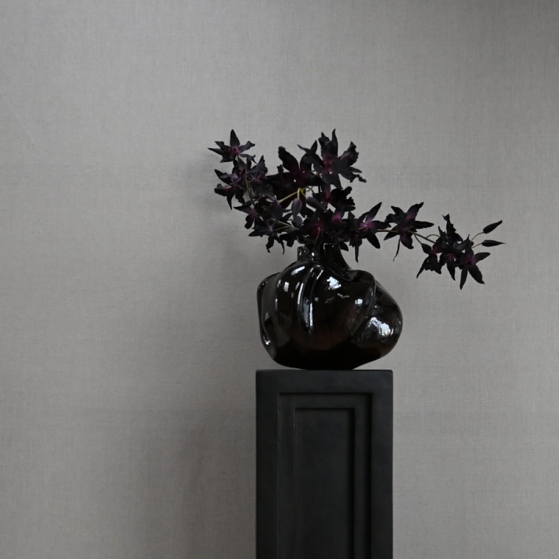 Wabi Vase, Medio