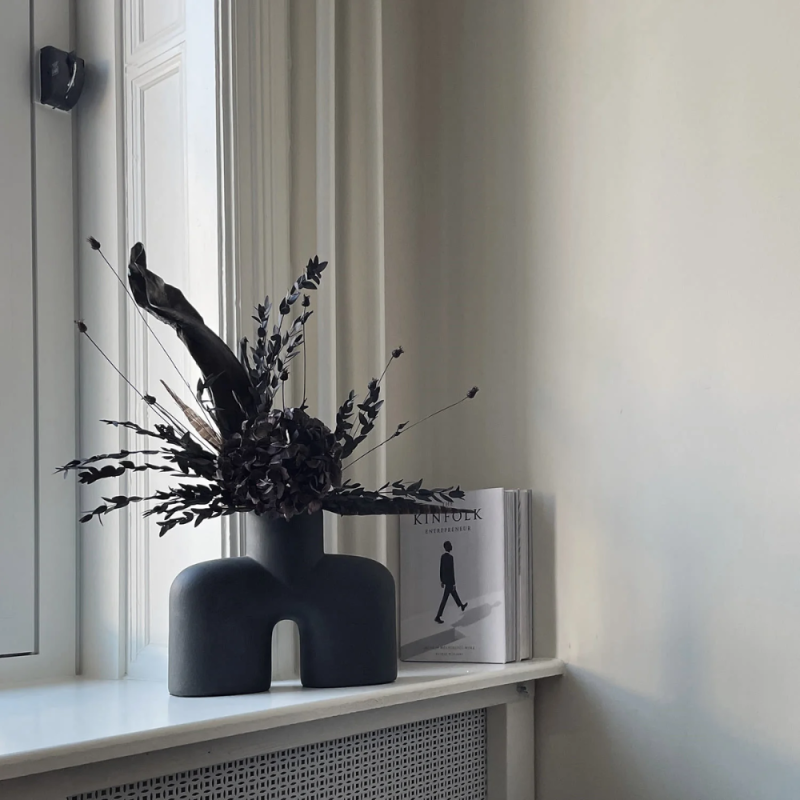 Cobra Vase Uno, Medio