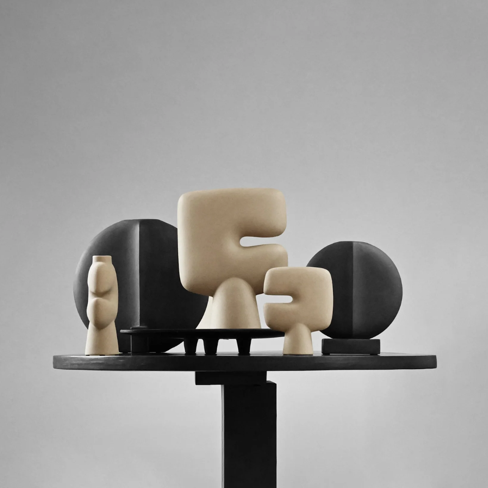 Tribal Vase, Medio