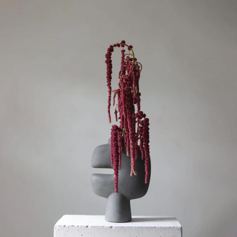 Tribal Vase, Medio