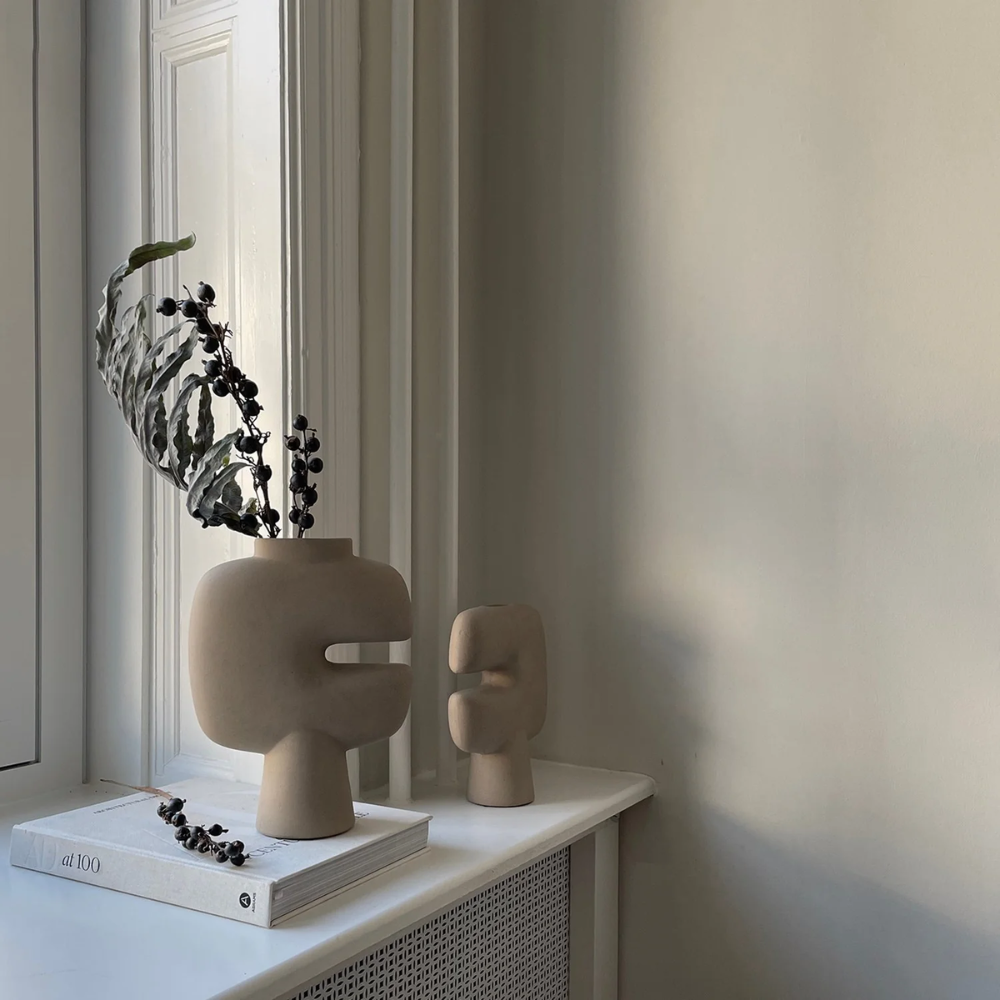 Tribal Vase, Medio