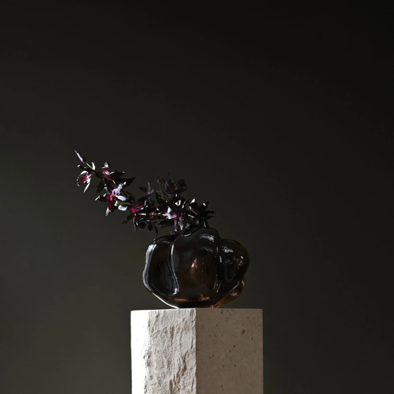 Wabi Vase, Medio