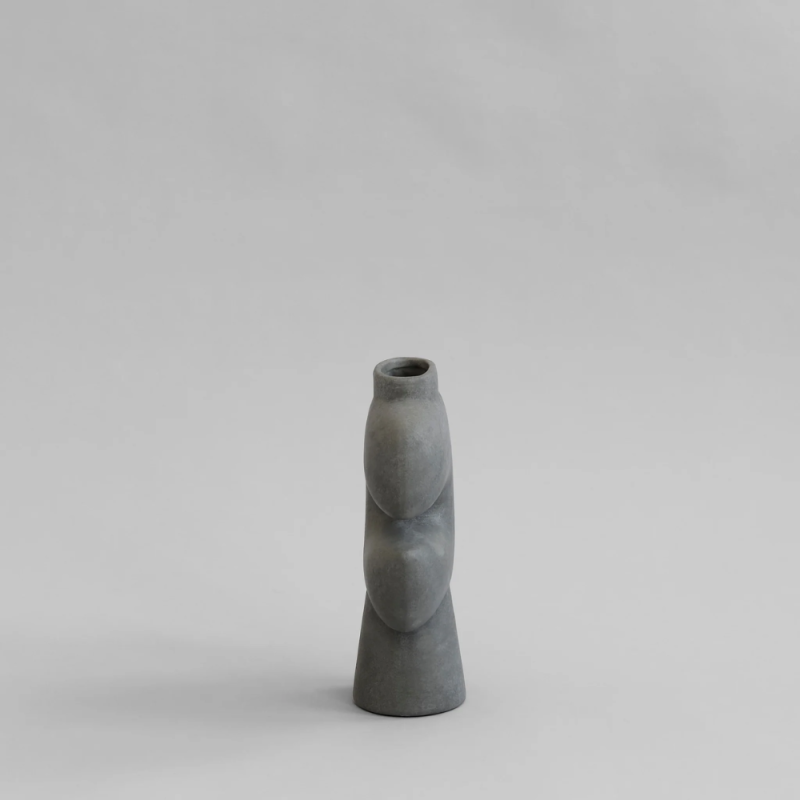 Tribal Vase, Medio