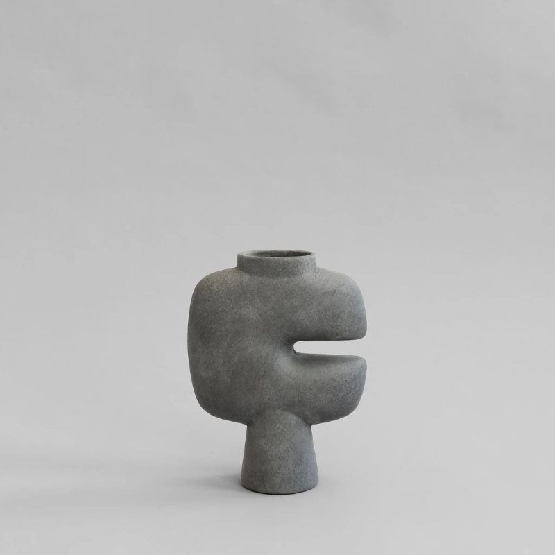 Tribal Vase, Medio