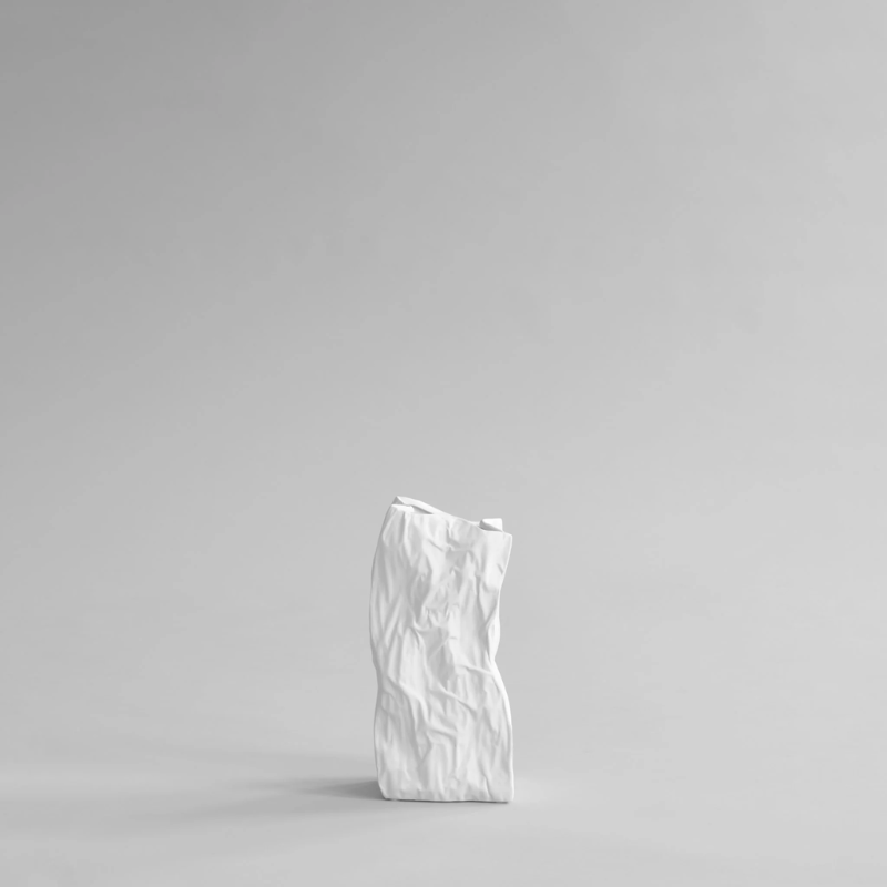 Kami Vase, Medio
